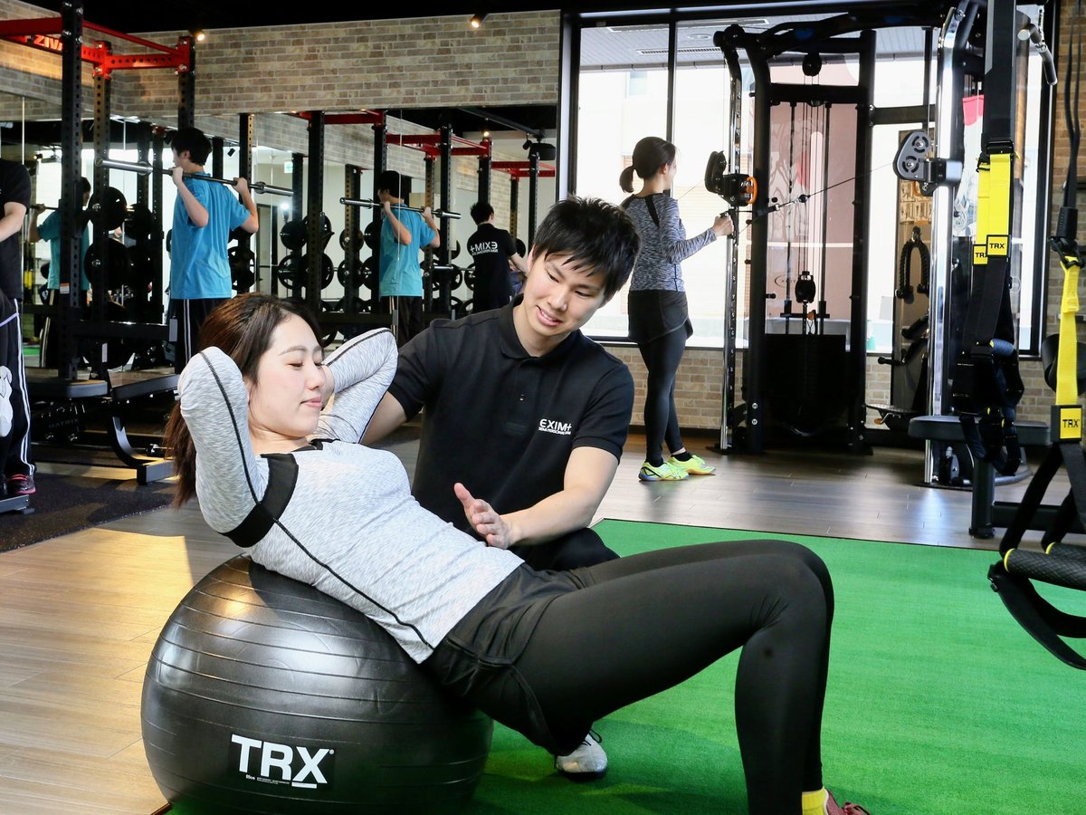 トレーナーがサポートしている様子